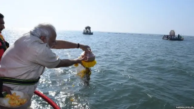 पंतप्रधान नरेंद्र मोदींनी मुंबई महापालिकेच्या निवडणुकीआधी शिवस्मारकाच्या जागेचं जलपूजन केलं.