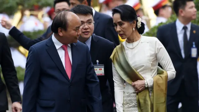 ဗီယက်နမ်ခရီးစဉ်မှာ ဒေါ်အောင်ဆန်းစုကြည်ကို ကြိုဆိုနေတဲ့ ဗီယက်နမ်ဝန်ကြီးချုပ် မစ္စတာ ငုယင်စွမ်းဖု