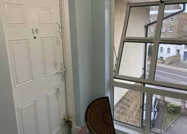 Puerta del departamento de Sheila