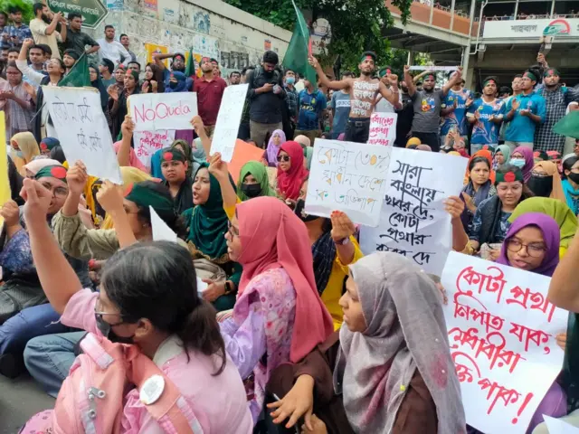রাজধানীর শাহবাগ মোড়ে অবস্থান নিয়ে শিক্ষার্থীদের বিক্ষোভ