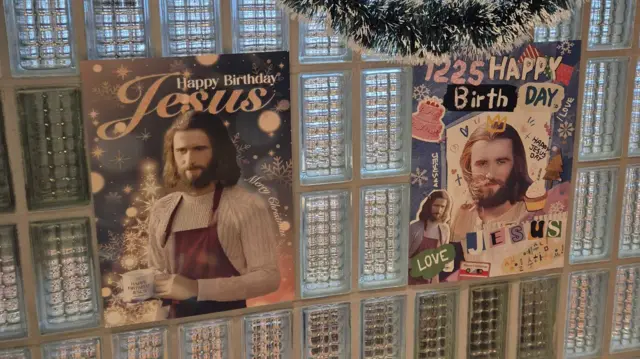 카페 곳곳에는 예수가 잡지 모델처럼 포즈를 취하고 있는 포스터가 붙어 있다