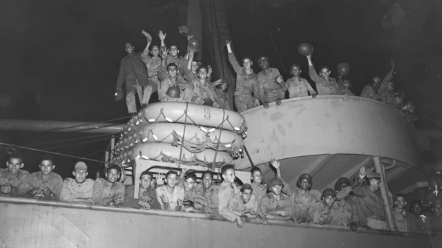 Foto em preto e branco mostra navio cheio de soldados brasileiros durante a partida do Batalhão de Suez para o Egito, em janeiro de 1957