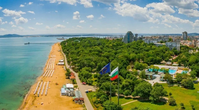 Вид на Бургас и море: желтый пляж, много зелени