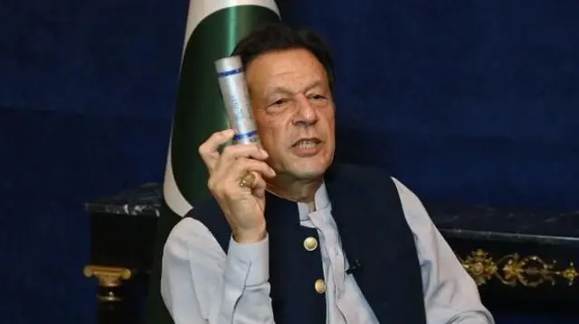 पाकिस्तानचे माजी पंतप्रधान इम्रान खान त्यांच्या समर्थकांवर डागलेले अश्रूधुराचे गोळे दाखवत आहेत (फाइल फोटो)