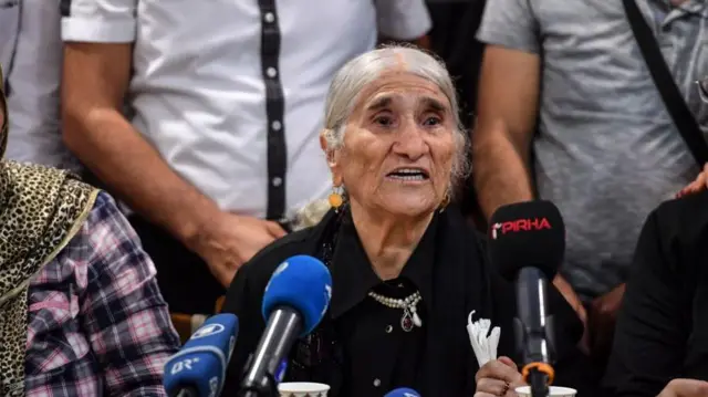 Emine Ocak basın açıklaması yapıyor.