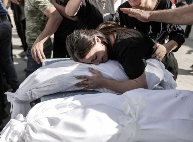 Uma mulher chora a mortebwin roletaum menino