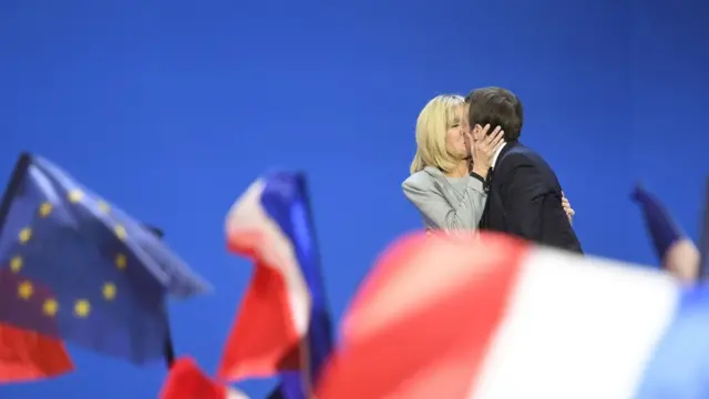 इमैनुएल मैक्रों अपनी पत्नी ब्रिजेट के साथ