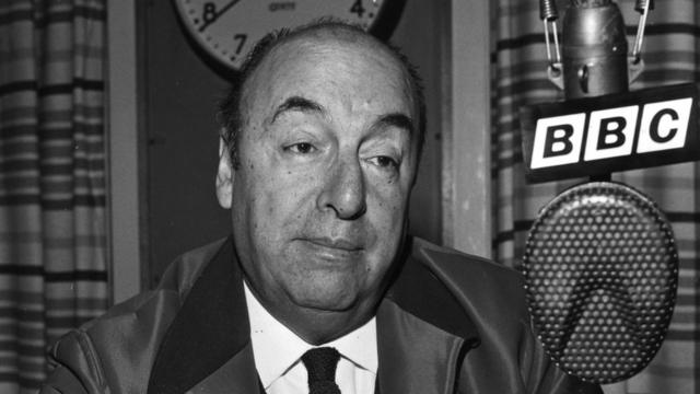 Pablo Neruda perto de microfone em uma entrevista para a BBC em 1965