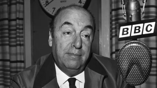 Pablo Neruda pertoapostas skrillmicrofoneapostas skrilluma entrevista para a BBCapostas skrill1965