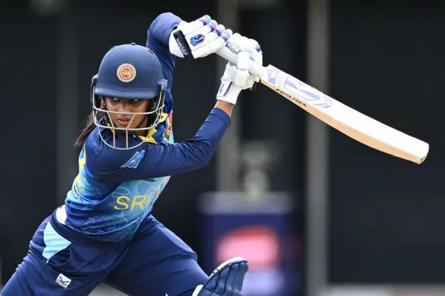 2025 මාර්තු 04 වන දින නවසීලන්තයේ නේපියර් හි මැක්ලීන් පාර්ක් හිදී පැවති නවසීලන්තය සහ ශ්‍රී ලංකාව අතර කාන්තා එක්දින තරගාවලියේ පළමු තරගයේදී ශ්‍රී ලංකාවේ හර්ෂිතා සමරවික්‍රම පන්දුවට පහර දෙමින්.