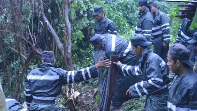 ගංවතුරට සහ නාය යාම්වලට හසු වී දිවයින පුරා නිවාස එක්දහස් තුන්සීයකට හානි සිදු වී ඇති බවත් ආපදා කළමනාකරණ මධ්‍යස්ථානය පවසයි.