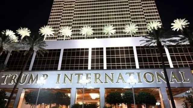 Ông Trump là chủ nhiều khách sạn, như khách sạn ở Las Vegas này, và các sân gôn và tòa nhà văn phòng.