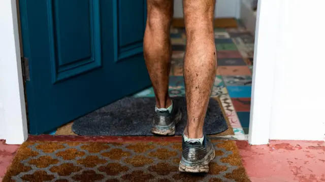Hombre entrando a la casa con las zapatillas sucias.