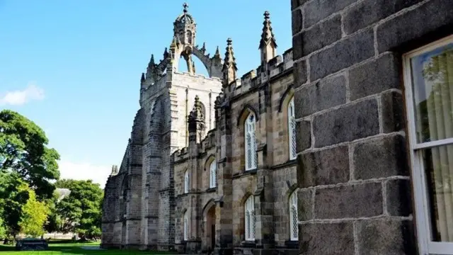 Vista exterior del King's College en el histórico campus Old Aberdeen de la Universidad de Aberdeen.
