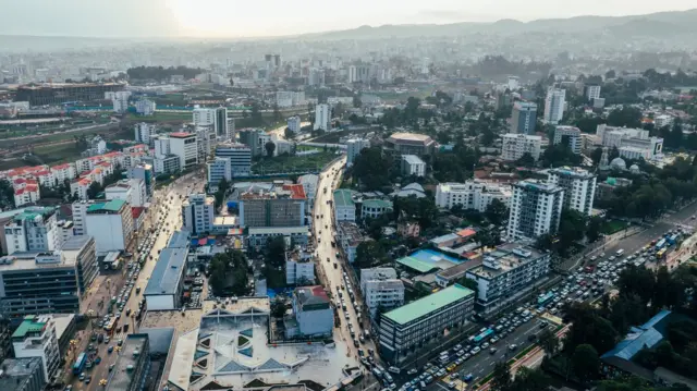የአዲስ አበባ ከተማ ሕንጻዎች እና መንገዶችን የሚያሳይ ከላይ የተነሳ ፎቶ
