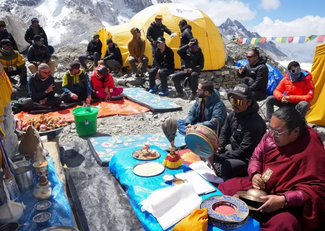 सगरमाथामा आरोहणका लागि जानुअघि आरोहीहरू आधार शिविरमा पूजा गर्दै
