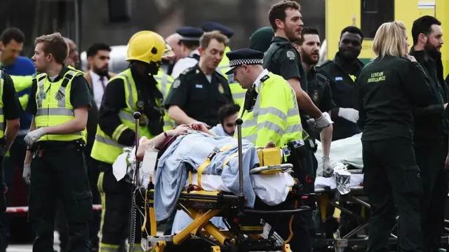 El atacante atropelló a varias personas con un automóvil sobre el puente Westminster y luego apuñaló a un policía a las puertas del Parlamento.