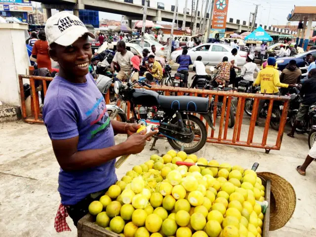 Arakunrin kan n ta oṣan ni Ibadan