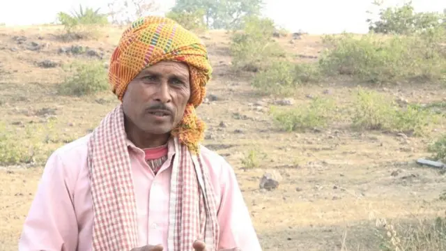 દુકાન ચલાવતા વેસ્તા મંડલોઈ આ વિસ્તારમાં જીવાશ્મોનું સંરક્ષણ પણ કરે છે