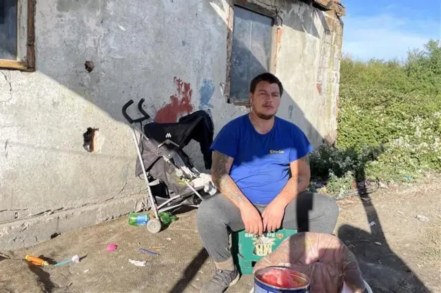 Miloš Nikolić ispred kuće