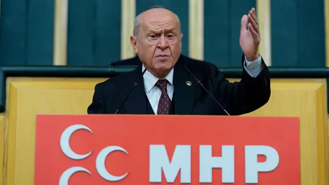 MHP lideri Bahçeli, 3 Mart tarihinde partisinin meclisteki grup toplantısında, kürsüden konuşuyor. 