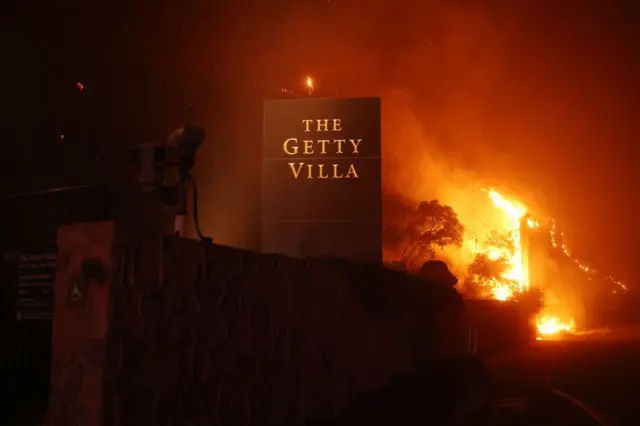 La Villa Getty, museo de arte, amenazado por las llamas iniciadas en Pacific Palisades, en Los Ángeles, California, Estados Unidos, el 8 de enero de 2025. 
 (Fotos: DAVID SWANSON/AFP vía Getty Images)