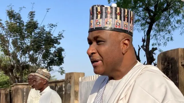 Onye ụlọomeeiwu nta mbụ bụ Awwal Tukur gwara BBC na ọ bụ ebe a ka ha na-atụaka ebe Atiku na-atụ vootu bụ ọdọntuliaka Ajiya 02ka mgbe afọ iri abụọ (mere n'elekere 8.20am)