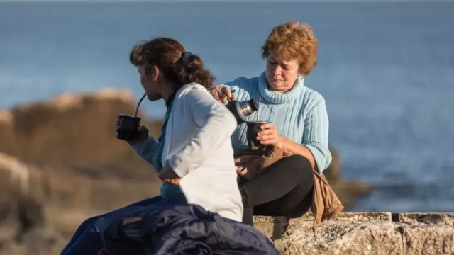 Dos mujeres tomando mate en Montevideo