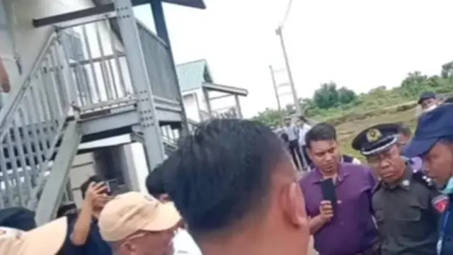 कैंप के बाहर की तस्वीर