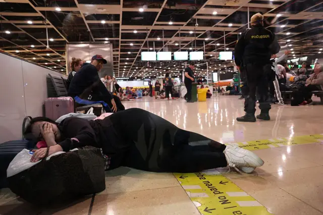 Persona durmiendo en una estación