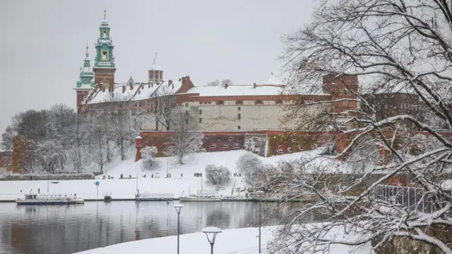 Widok na Zamek Królewski na Wawelu i Wisłę po opadach śniegu w Krakowie
