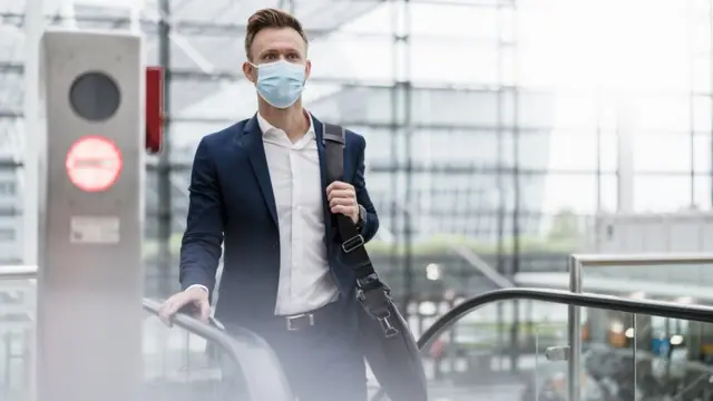 Un homme descend un escalier mécanique