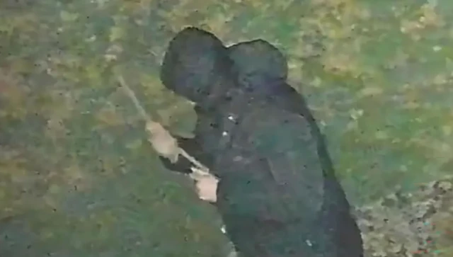 ਐਸ਼ਬੀ ਨੇ ਪੀੜਤਾ ਦੇ ਘਰ ਦੇ ਨੇੜੇ ਮਿਲੀ ਇੱਕ ਸੋਟੀ ਦੀ ਵਰਤੋਂ ਕਰਕੇ ਉਨ੍ਹਾਂ ਨੂੰ ਕੁੱਟਿਆ ਸੀ