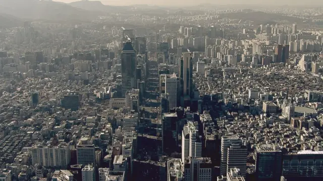 한국에서 그렇게 지키고자 했던 북한 가족과 재결합했지만, 마담B는 한국에 '신물이 났다'라고 말했다