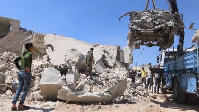 Halep'in kuzeyinde Urum el Kubra'da bombardıman sonrası enkaz temizleniyor.