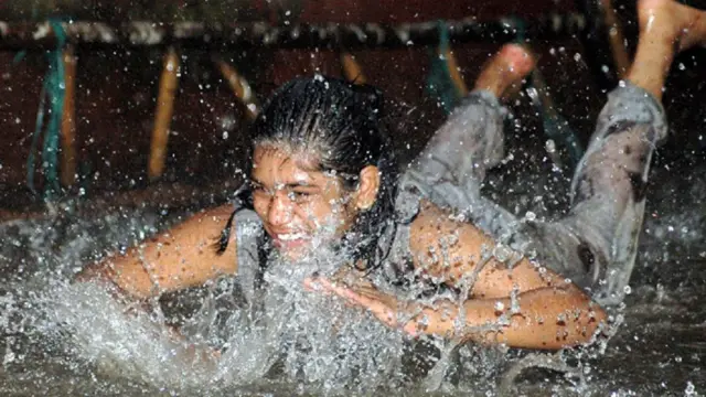 मॉनसून, इत्र