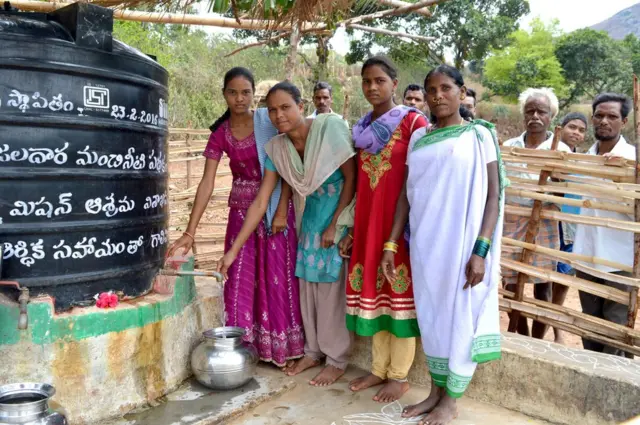 గ్రామంలో ఊటనీటి నిల్వ కోసం ఏర్పాటు చేసిన ట్యాంకు వద్ద నీరు పట్టుకుంటున్న గిరిజన మహిళలు