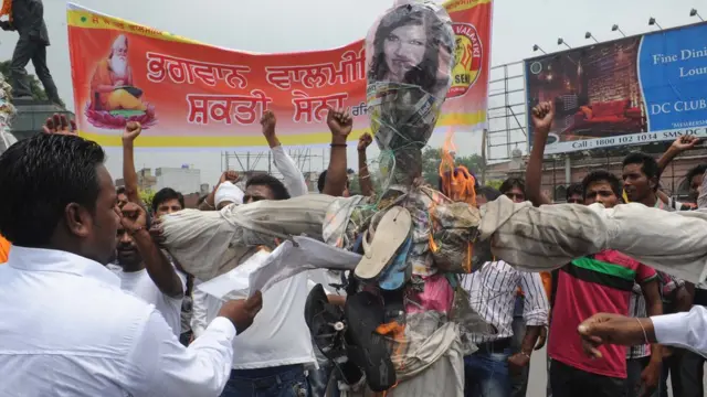 বছরকয়েক আগে সানি লিওনের জিসম-টু ছবির বিরুদ্ধেও ভারতে প্রতিবাদ হয়েছিল
