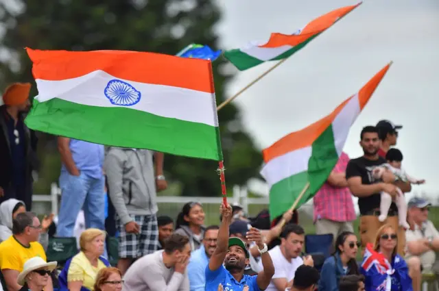 అండర్ 19 ప్రపంచ కప్ ఫైనల్ మ్యాచ్‌లో భారతీయ పతాకాలను ఎగురవేస్తున్న అభిమాన ప్రేక్షకులు