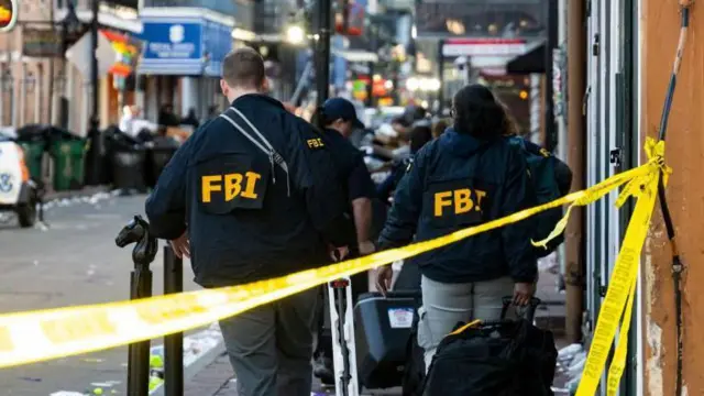 Abakora iperereza ba FBI bari aho byabereye ku muhanda wa Bourbon Street.