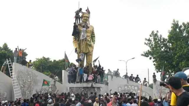ঢাকার বিজয় সরণি মোড়ে বাংলাদেশের প্রতিষ্ঠাতা রাষ্ট্রপতি শেখ মুজিবুর রহমানের ভাস্কর্য ভাঙার চেষ্টা করেন অনেকে