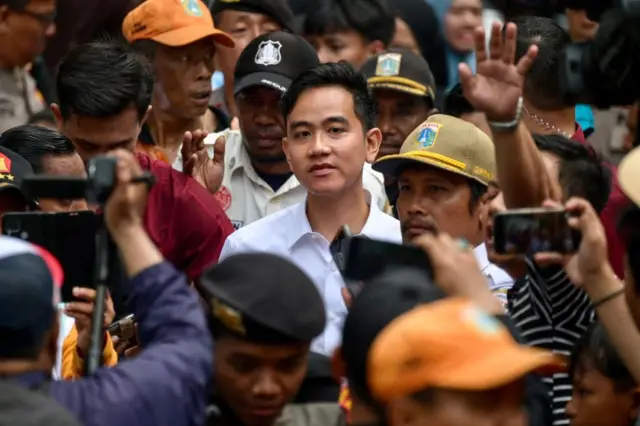 Wapres Gibran Rakabuming Raka (tengah) menyapa masyarakat di Jakarta pada 24 April 2024.