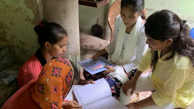 पढ़ाई करते बच्चे