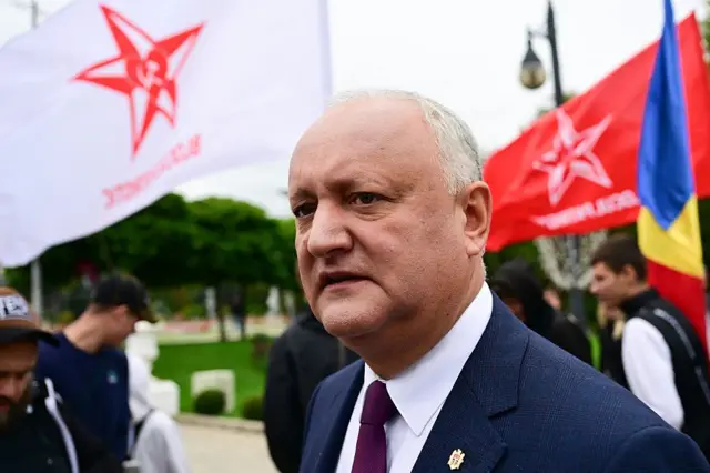 Ігор Додон, на задньому плані прапори