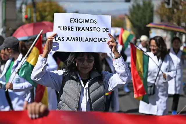 Trabajadores sanitarios salieron a la calle a pedir que se permita el paso de camiones con material hospitalario y de ambulancias.
