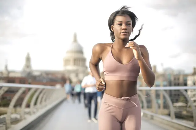 Девушка совершает пробежку в Лондоне