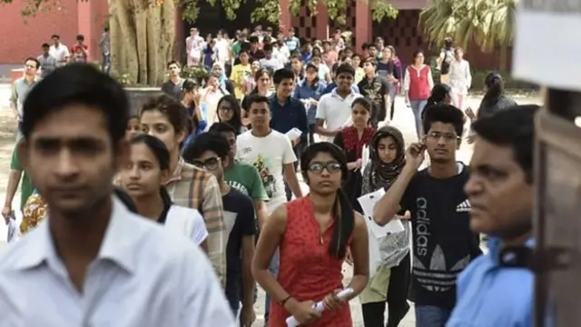 நீட் தேர்வு எழுதிய மாணவ, மாணவியர்.