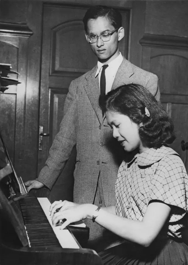 พระบาทสมเด็จพระบรมชนกาธิเบศร มหาภูมิพลอดุลยเดชมหาราชฯ และสมเด็จพระนางเจ้าสิริกิติ์ พระบรมราชชนนีพันปีหลวง ขณะประทับที่เมืองโลซานน์ ประเทศสวิตเซอร์แลนด์ เมื่อปี 2492 โดยในขณะนั้นพระบาทสมเด็จพระบรมชนกาธิเบศรฯ ยังทรงเป็นนักศึกษาของมหาวิทยาลัยโลซานน์ และ ม.ร.ว.สิริกิติ์ กิติยากร เป็นพระคู่หมั้น