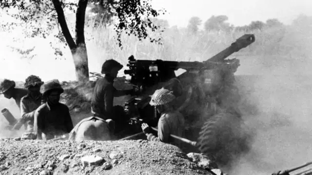 মুক্তিযুদ্ধের শেষ পর্যায় - পাকিস্তানি বাহিনীর ওপরে হামলা চালাচ্ছে ভারতীয় সেনা