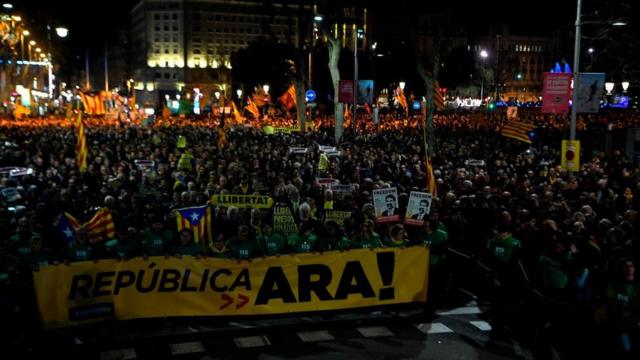 Тысячи людей протестуют в Каталонии